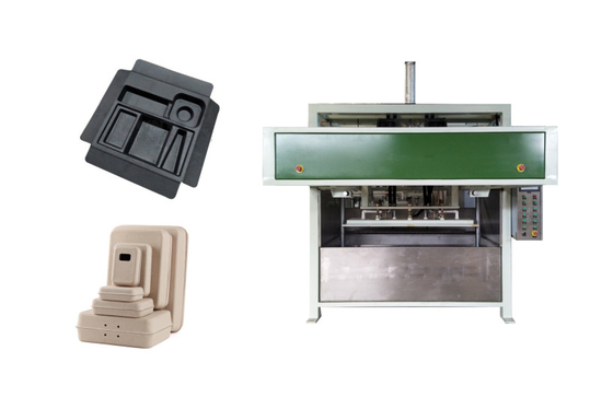 Die Papiermasse, die Maschine bildet, um das Verpacken mit zu produzieren, fertigen Maß besonders an